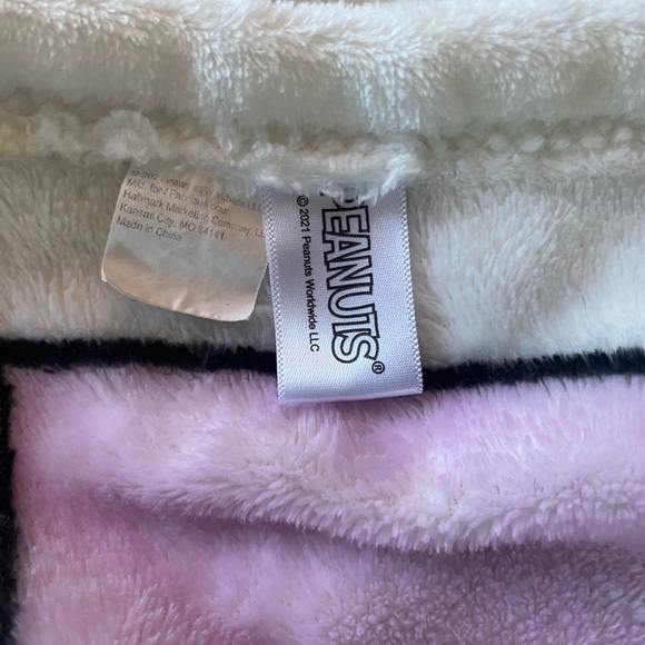 Peanuts Blanket With Linus and Snoopy - Picture 2 of 2